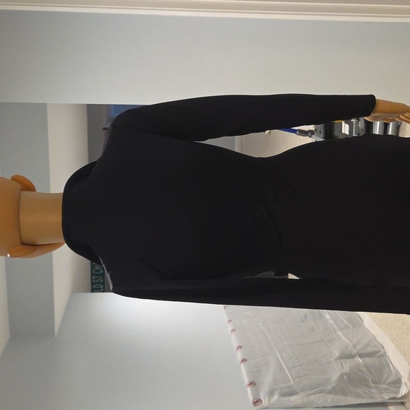 Chic Black Wide-Leg Jumpsuit with Plunging V-Neck - Picture 10 of 12